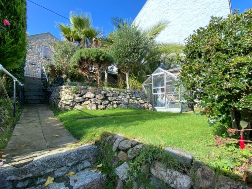 Lot: 130 - CHARACTER COTTAGE WITH GARDEN IN EXTREMELY SOUGHT AFTER LOCATION - 